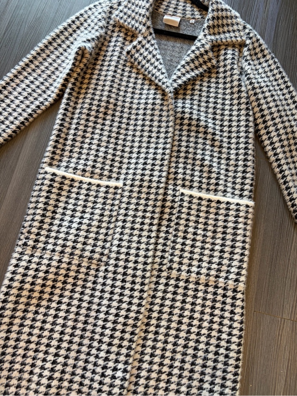 Cyrus Long black and white houndstooth sweater coat Small